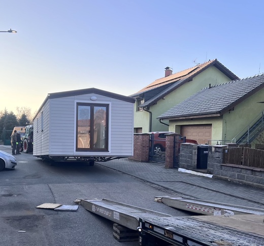 Vyložení mobilního domu z kamionu | Doprava a instalace
