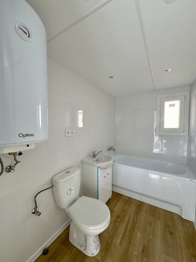 Super Arktik koupelna s vanou | Mobilheim interiér